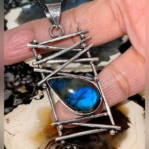 Boho & Chic Labradorite Pendant 2 1/4”